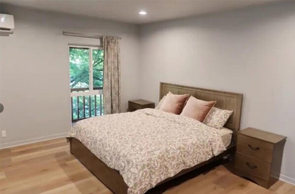 2 habitaciones, escritorio y tabla de planchar con plancha 