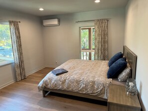 2 habitaciones, escritorio y tabla de planchar con plancha 