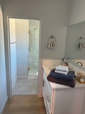 Secadora de cabello, toallas, jabón, shampoo 