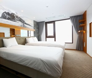 In-room safe, desk, laptop workspace, soundproofing - Asia Hotel Jeju (Jeju City)
