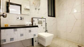 Deluxe Double Room | Bathroom | Shower, free toiletries, hair dryer, slippers