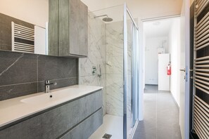 Dutxa, assecador de cabells i bidet 
