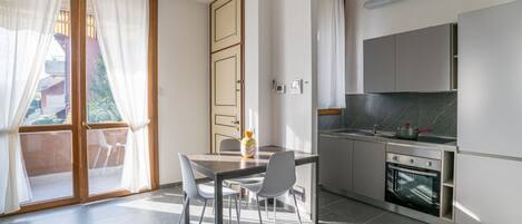 Kühlschrank, Ofen, Herdplatte, Geschirrspüler