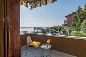 Terrace/patio - GuestHost - Cosy and bright apartment of 65 sqm, located on the first floor of a building (without lift) with a shared garden and private parking space.The property is located in the lakeside village of Pusiano and enjoys a splendid lake view, which can  (Pusiano)