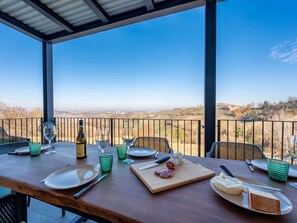 Outdoor dining - Nice apartment for 8 people with private pool, WIFI, A/C, balcony and panoramic view (Vinchio)