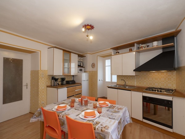 Microwave, oven, highchair