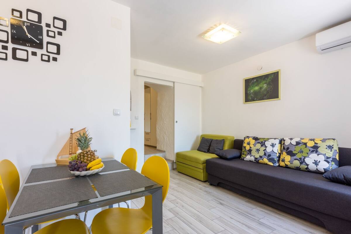 Leilighet (One Bedroom Apartment) | Oppholdsrom | En 32-tommers Flatskjerm-TV med Parabol-TV