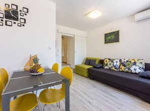 Apartment (One Bedroom Apartment) | Living room | 32-inch flat-screen TV with satellite channels - Apartments Bionda (Novi Vinodolski)