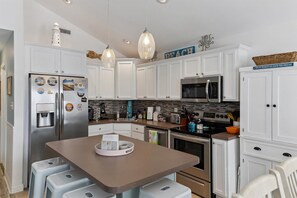 Geladeira, fogão, lava-louças, cafeteira/chaleira