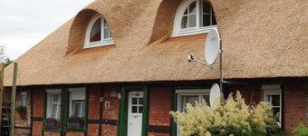 Appartement 'Urlaub Unterm Reetdach' avec jardin privé et Wi-Fi