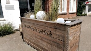 A wooden planter box with text and decorative elements. - Apartment 'Nordsee- Ferienwohnung Im Speicher' with Wi-Fi (Meldorf)