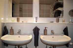 Douche, sèche-cheveux, serviettes fournies