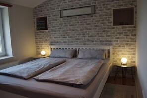 3 bedrooms, iron/ironing board, free WiFi, bed sheets