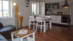 Un apartamento moderno con comedor, cocina y sala de estar.
