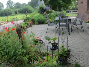 Outdoor dining - Apartment 'Naturblick' with Shared Garden, Balcony and Wi-Fi (Albersdorf)