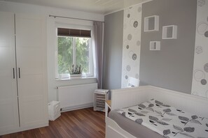 3 室のベッドルーム、アイロン / アイロン台、WiFi (無料)、ベッドシーツ