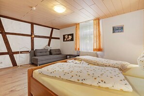2 bedrooms, iron/ironing board, free WiFi, bed sheets - Apartment 'Altes Forsthaus - Fewo Bianca' with Mountain View, Private Terrace and Wi-Fi (Bad Peterstal-Griesbach)