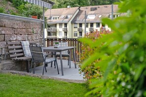 Outdoor dining - Apartment 'Altes Forsthaus - Fewo Bianca' with Mountain View, Private Terrace and Wi-Fi (Bad Peterstal-Griesbach)