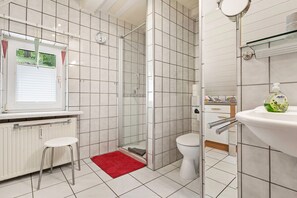 Shower, hair dryer, towels - Apartment 'Altes Forsthaus - Fewo Bianca' with Mountain View, Private Terrace and Wi-Fi (Bad Peterstal-Griesbach)