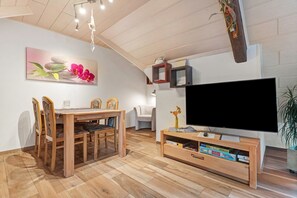 Dining - Apartment 'Altes Forsthaus - Fewo Bianca' with Mountain View, Private Terrace and Wi-Fi (Bad Peterstal-Griesbach)