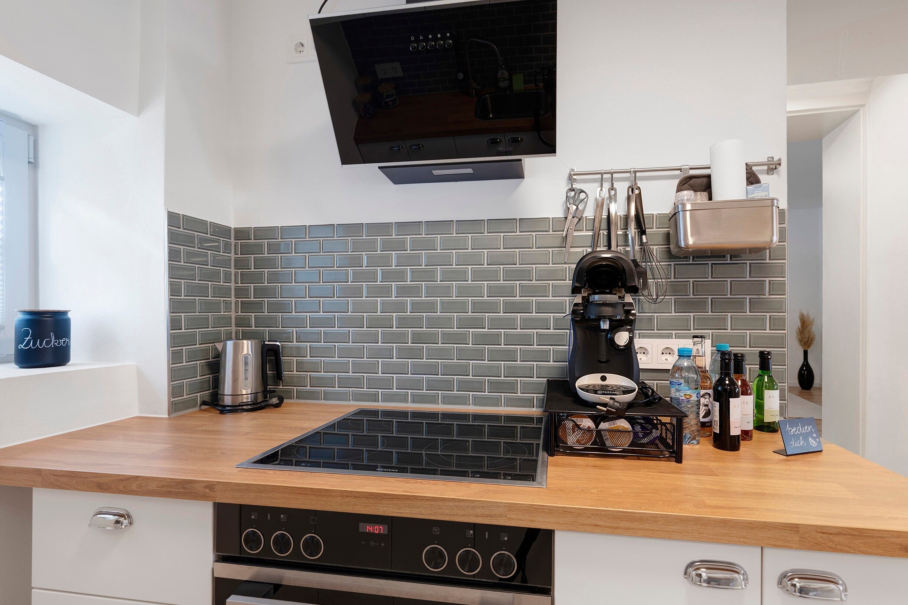 Fridge, oven, stovetop, coffee/tea maker