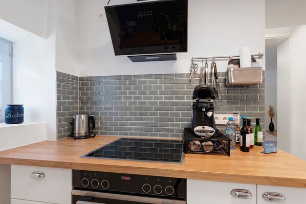 Fridge, oven, stovetop, coffee/tea maker
