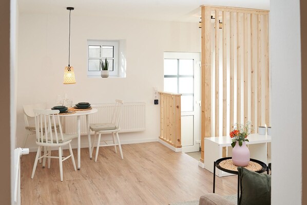 Dining - Apartment 'Ferienwohnung Tromei-Hof' with Wi-Fi (Oberderdingen)