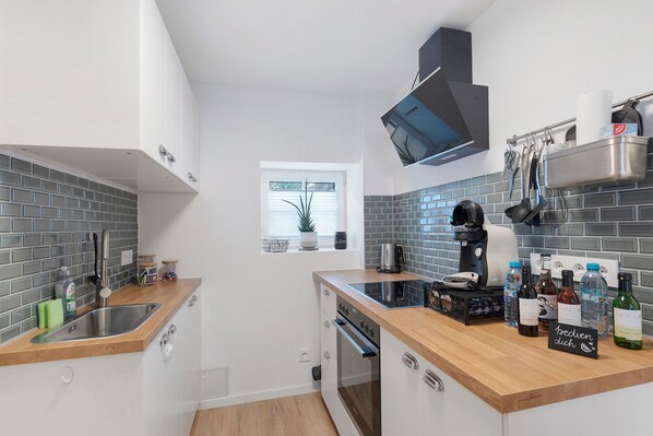Fridge, oven, stovetop, coffee/tea maker