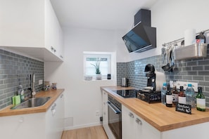 Fridge, oven, stovetop, coffee/tea maker