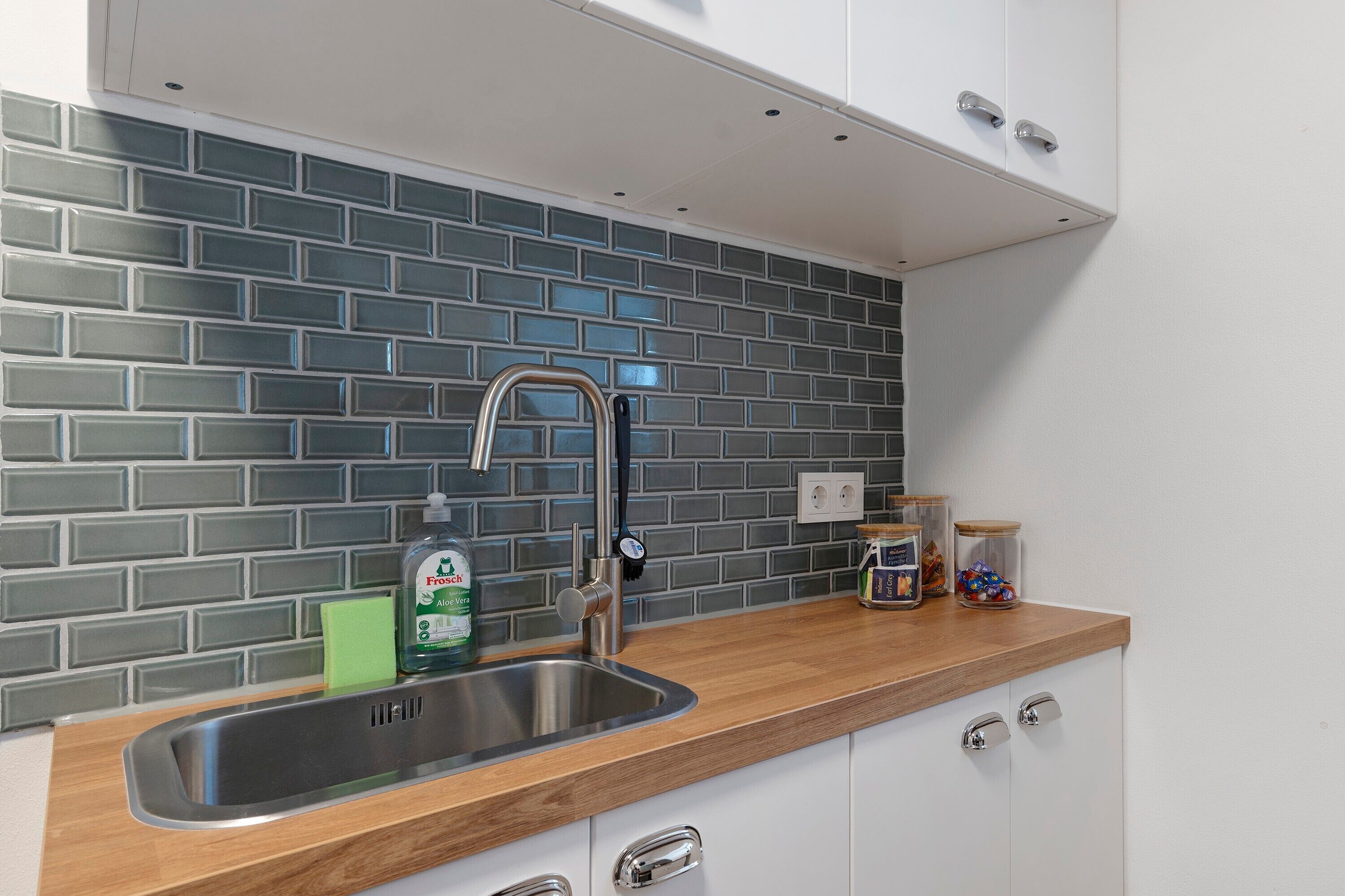 Fridge, oven, stovetop, coffee/tea maker