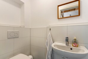 Een douche, een haardroger, handdoeken