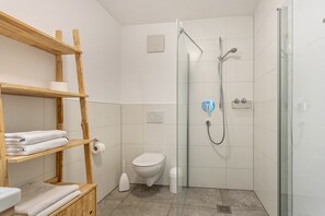 Douche, sèche-cheveux, serviettes fournies