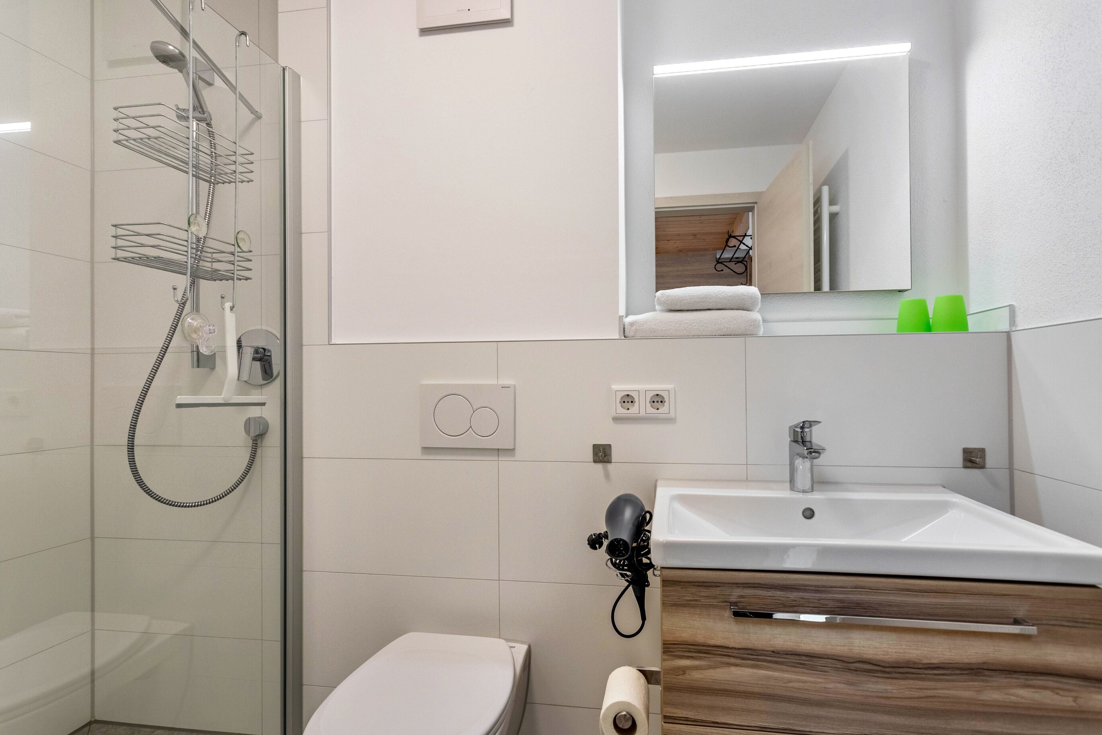 Dusche, Haartrockner, Handtücher