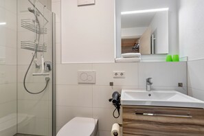 Dusche, Haartrockner, Handtücher