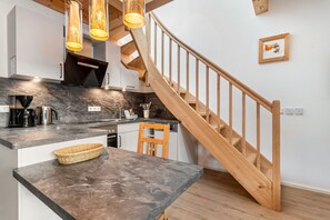 Fridge, oven, stovetop, dishwasher - Studio Apartment 'Appartement 11' with Shared Terrace, Shared Garden and Wi-Fi (Kirchseeon)