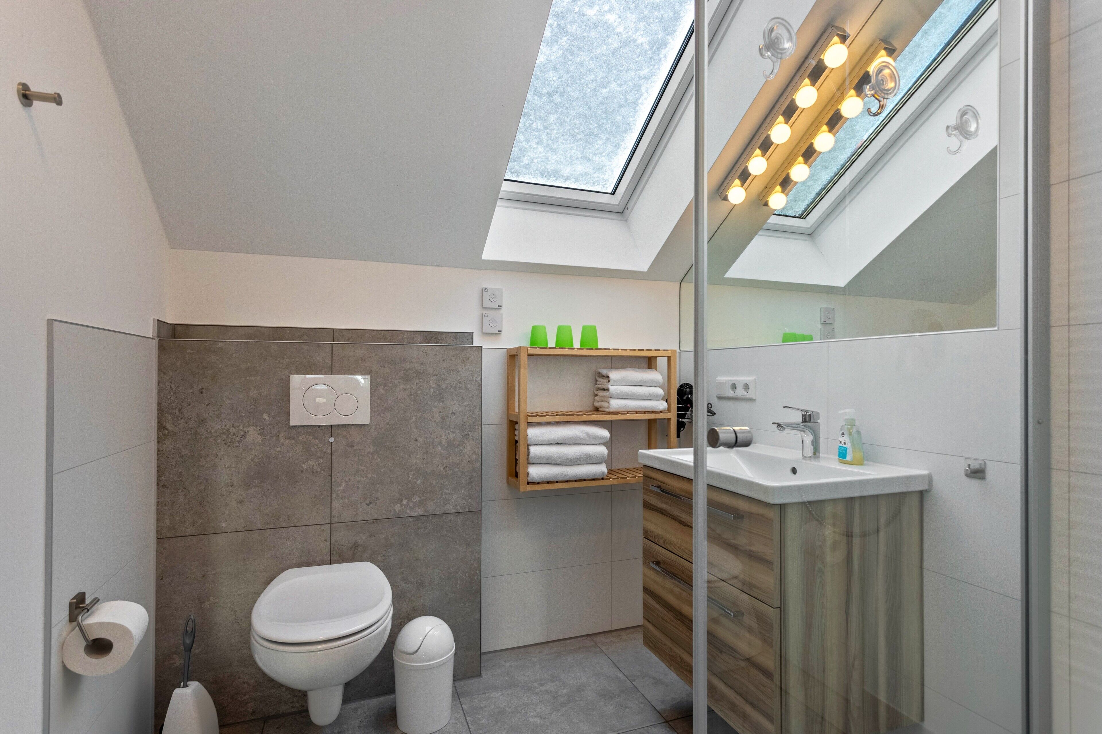 Douche, séchoir à cheveux, serviettes fournies