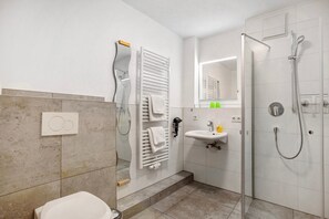 Shower, hair dryer, towels - Apartment 'Appartement 1' with Shared Terrace, Shared Garden and Wi-Fi (Kirchseeon)