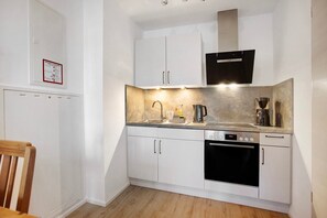 Fridge, oven, stovetop, dishwasher - Apartment 'Appartement 1' with Shared Terrace, Shared Garden and Wi-Fi (Kirchseeon)