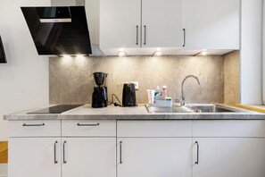 Fridge, stovetop, coffee/tea maker, electric kettle - Studio Apartment 'Appartement 7' with Shared Terrace, Shared Garden and Wi-Fi (Kirchseeon)