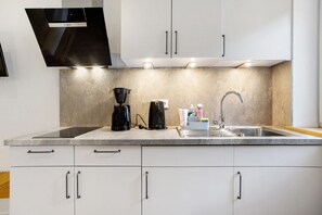 Fridge, stovetop, coffee/tea maker, electric kettle