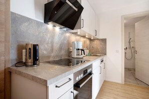 Réfrigérateur, four, plaque de cuisson, lave-vaisselle