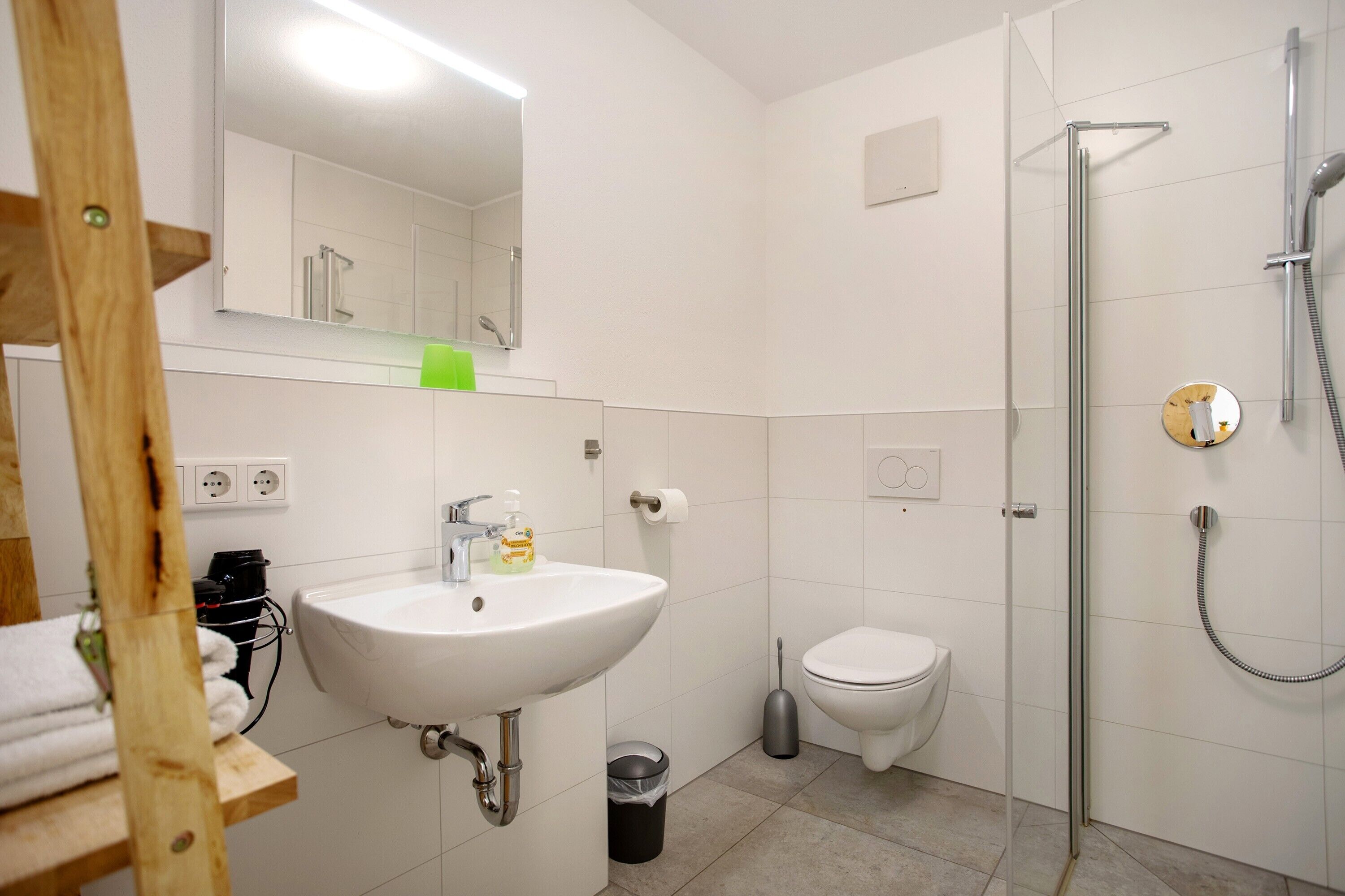 Dusche, Haartrockner, Handtücher