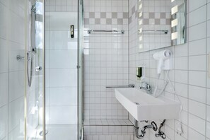 Shower, hair dryer, towels - Room 'Room 1' with Wi-Fi (Prüm)