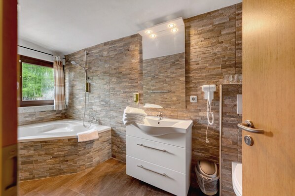 Shower, hair dryer, towels - Room 'Zimmer 2' with Wi-Fi (Prüm)