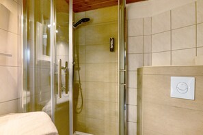 Douche, sèche-cheveux, serviettes fournies