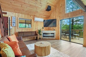 Smart TV, fireplace - Stunning A-Frame in Basye - Sauna, Jacuzzi, Sleeps 8, Games, 3 bdr, and 2 bath.  (Broadway)