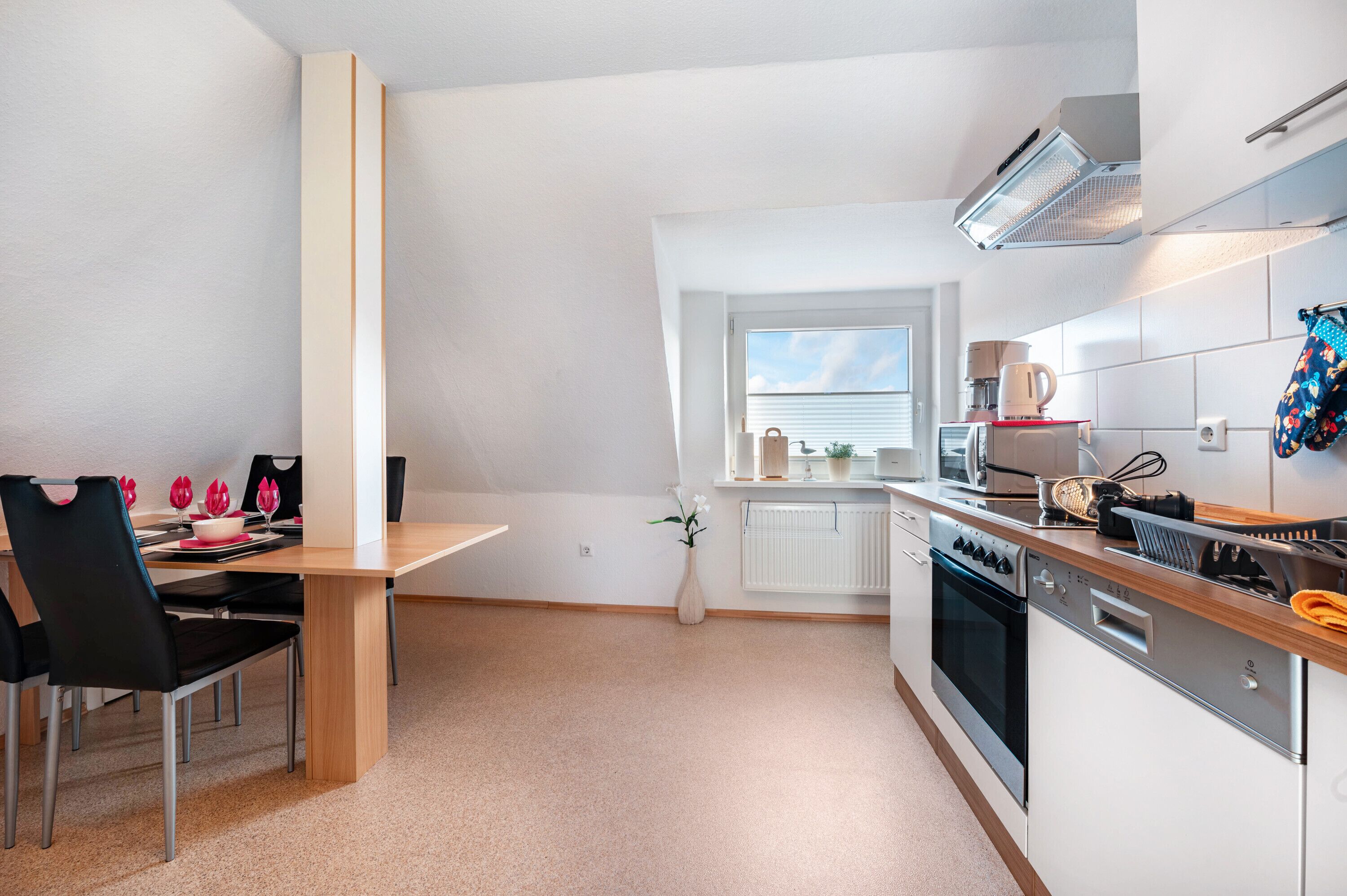 Køleskab, mikrobølgeovn, ovn, kogeplade