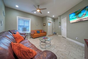 Smart TV, foosball - Ridley Retreat | Community Pool, Mins to the Beach | Corpus Christi + Port A (Corpus Christi)