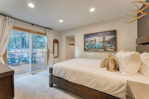 2 bedrooms, iron/ironing board, travel cot, free WiFi - Westlake Cabin by AvantStay | Hot Tub, Near Skiing, Walk to Restaurants & Lake! (Tahoe City)