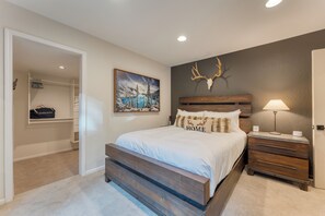 2 bedrooms, iron/ironing board, travel cot, free WiFi - Westlake Cabin by AvantStay | Hot Tub, Near Skiing, Walk to Restaurants & Lake! (Tahoe City)